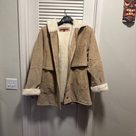 Very heavy and warm Genuine leather women coat /jacket . Looks like new - Picture 10 of 12